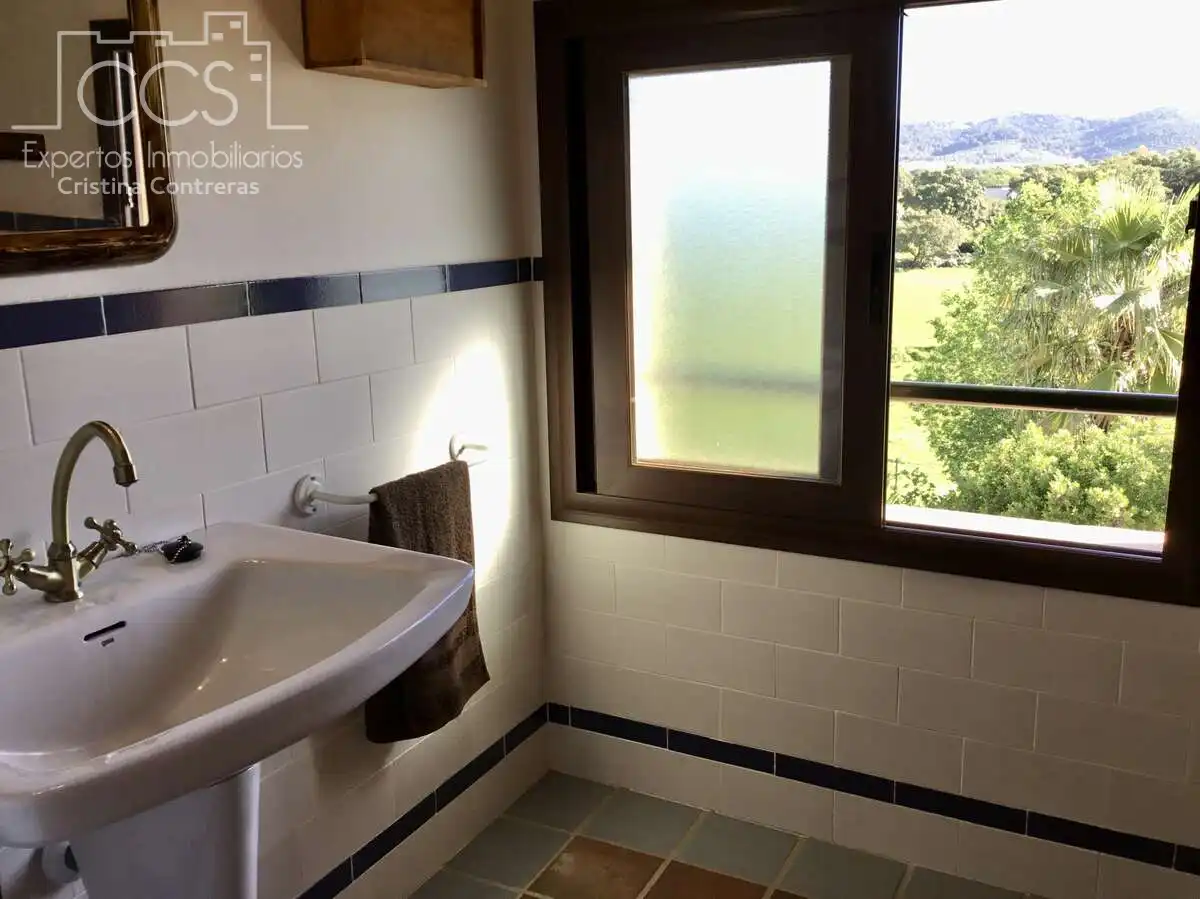 Bany de Finca rústica en venda en El Pedroso amb Traster, Piscina i Moblat