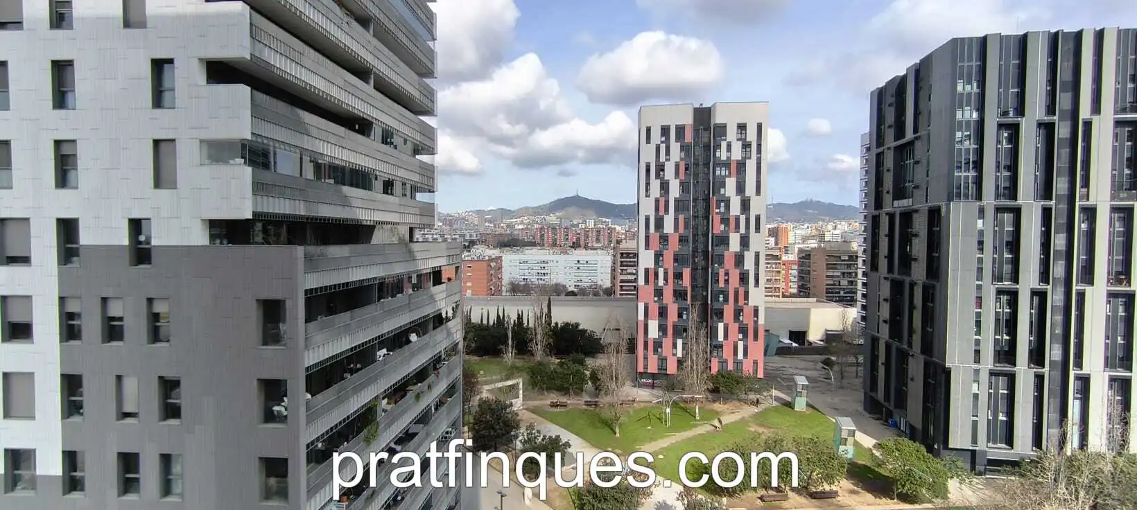 Außenansicht von Wohnung zum Verkauf in L'Hospitalet de Llobregat mit Klimaanlage, Heizung und Parkett