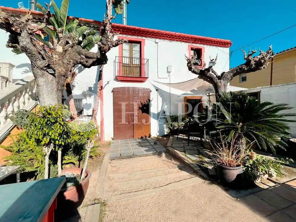 Vista exterior de Casa o xalet en venda en Alella amb Jardí privat