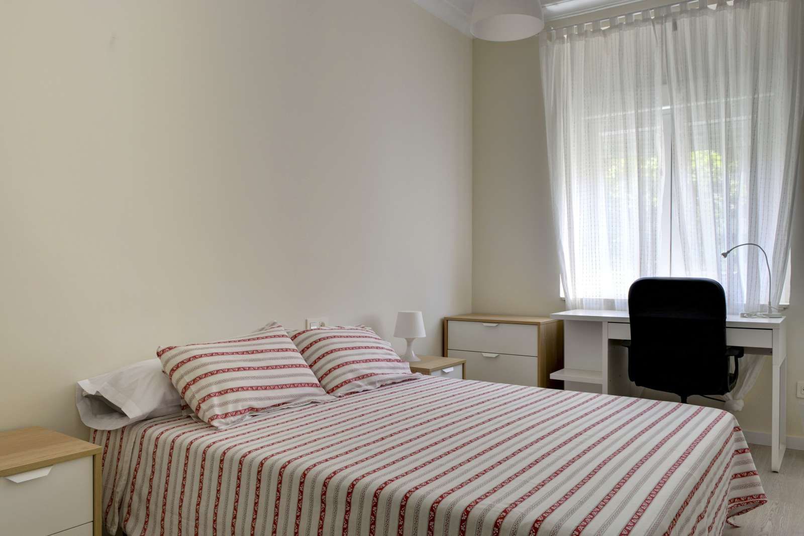 Bedroom of Flat to share in  Zaragoza Capital  with Air Conditioner, Heating and Terrace
