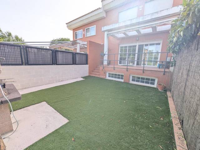 Casa adosada en Venta en Villalbilla pueblo