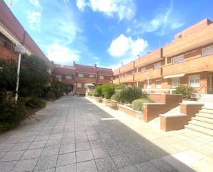 Vista exterior de Casa o xalet en venda en Cornellà de Llobregat amb Aire condicionat, Terrassa i Balcó