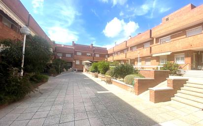 Vista exterior de Casa o xalet en venda en Cornellà de Llobregat amb Aire condicionat, Terrassa i Balcó