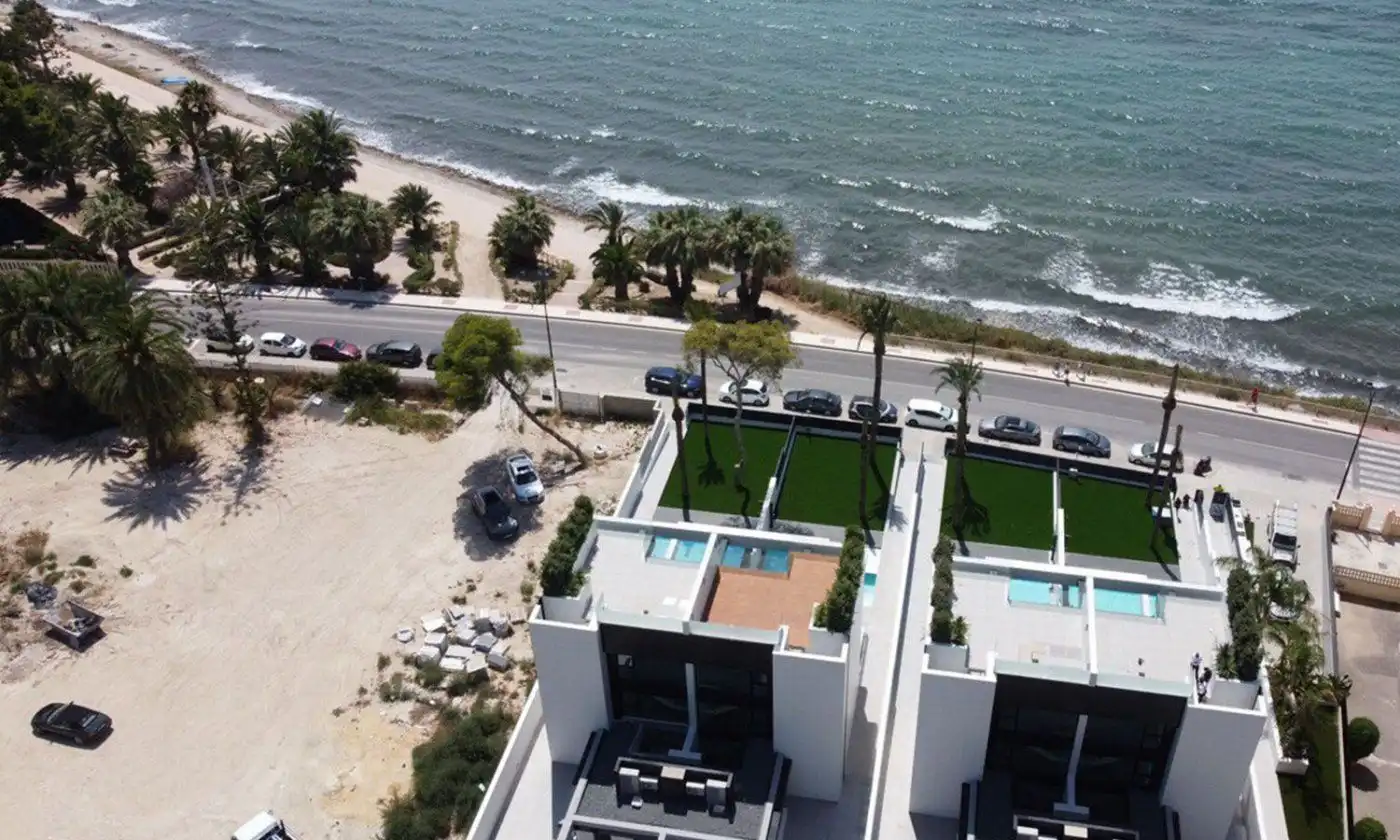 Außenansicht von Einfamilien-Reihenhaus zum Verkauf in El Campello mit Privatgarten, Terrasse und Abstellraum