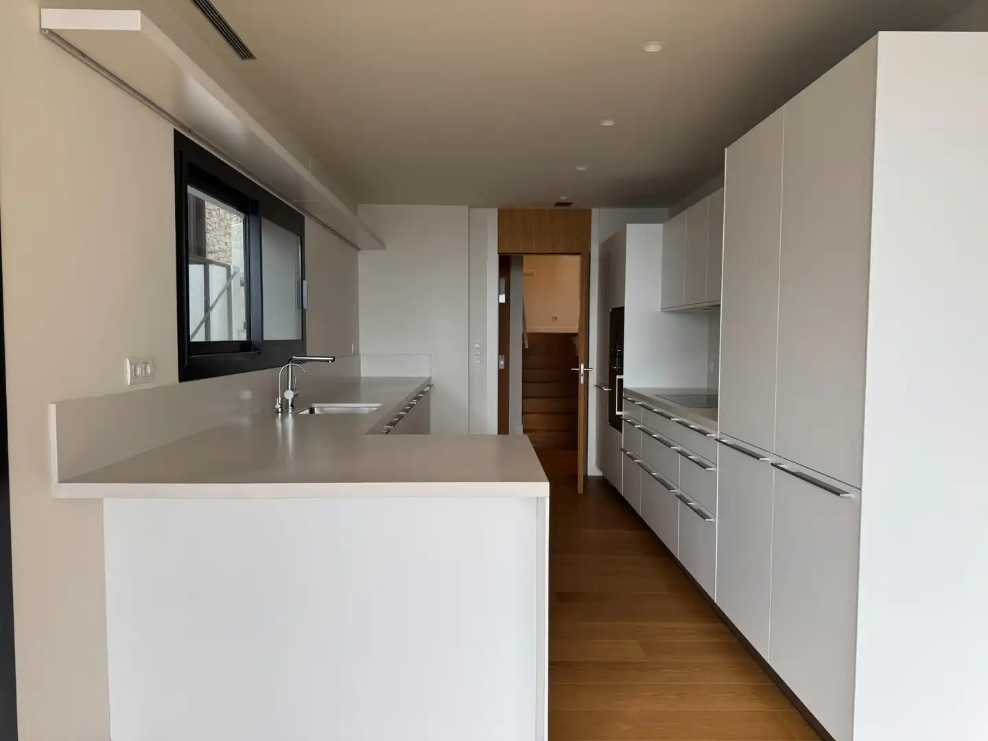 Cocina de Casa o chalet en venta en Barcelona con Aire acondicionado, Calefacción y Jardín privado