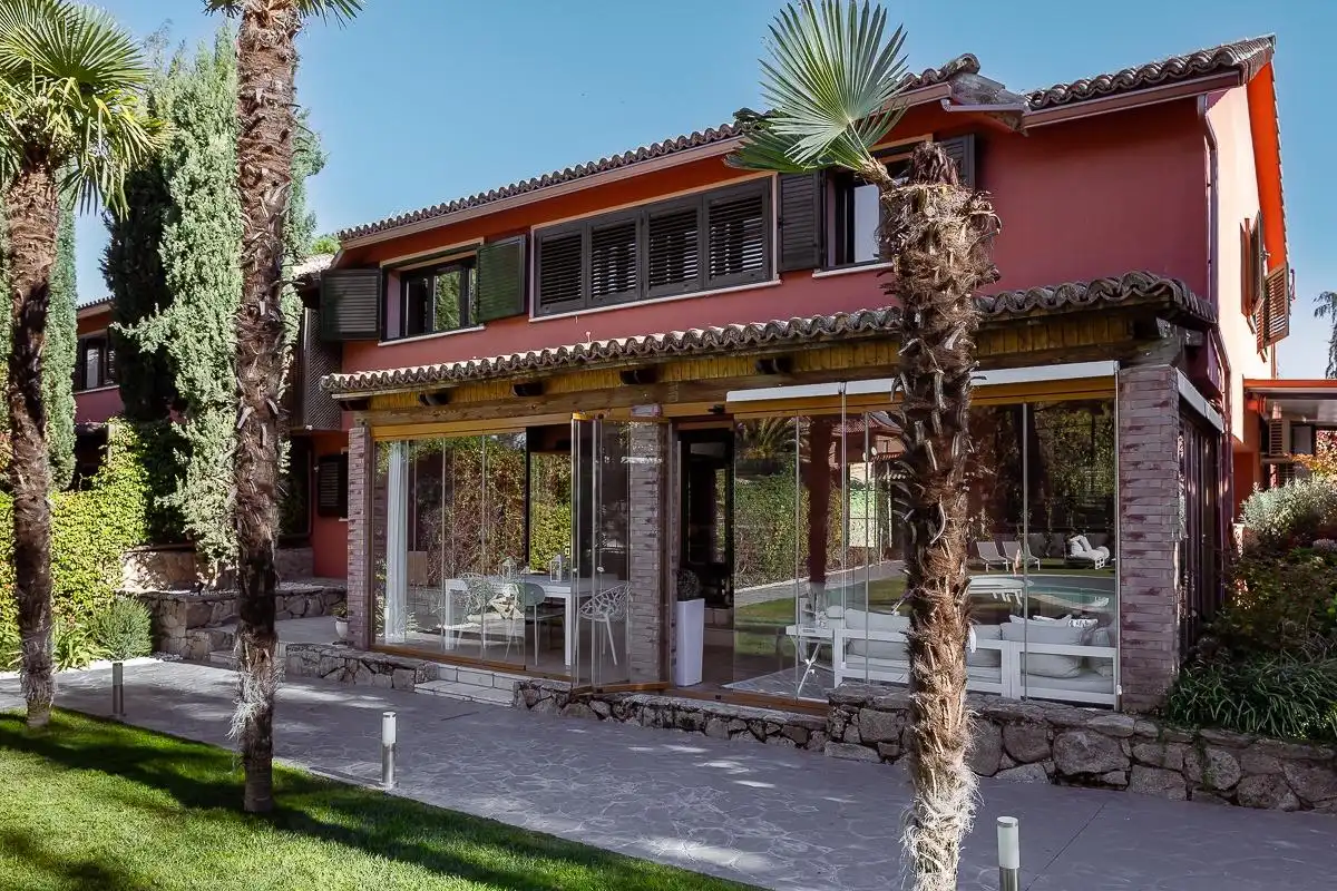 Vista exterior de Casa adosada en venta en Boadilla del Monte con Aire acondicionado, Calefacción y Jardín privado