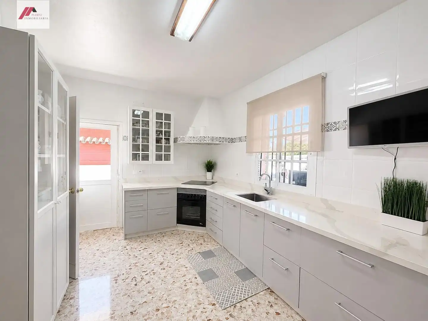 Cuina de Casa o xalet en venda en El Puerto de Santa María amb Aire condicionat, Jardí privat i Traster