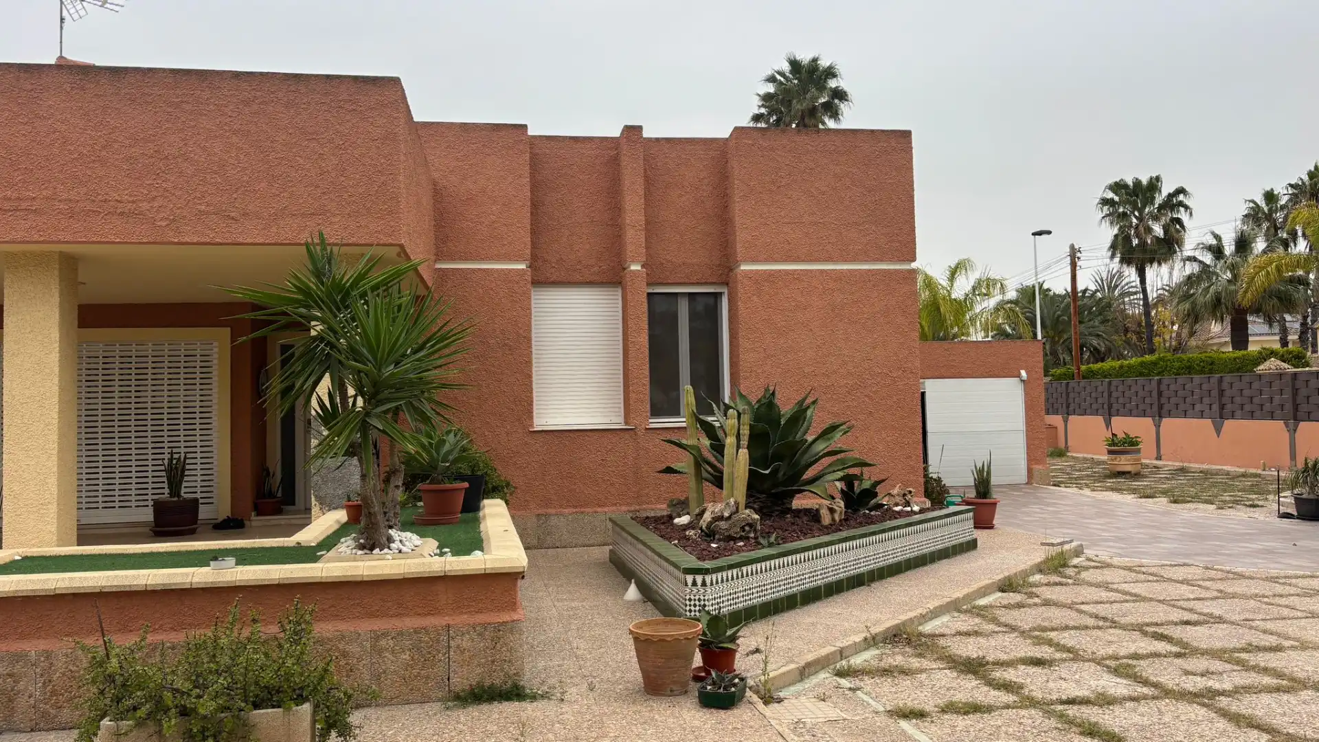 Vista exterior de Casa o xalet en venda en Elche / Elx amb Jardí privat, Terrassa i Piscina