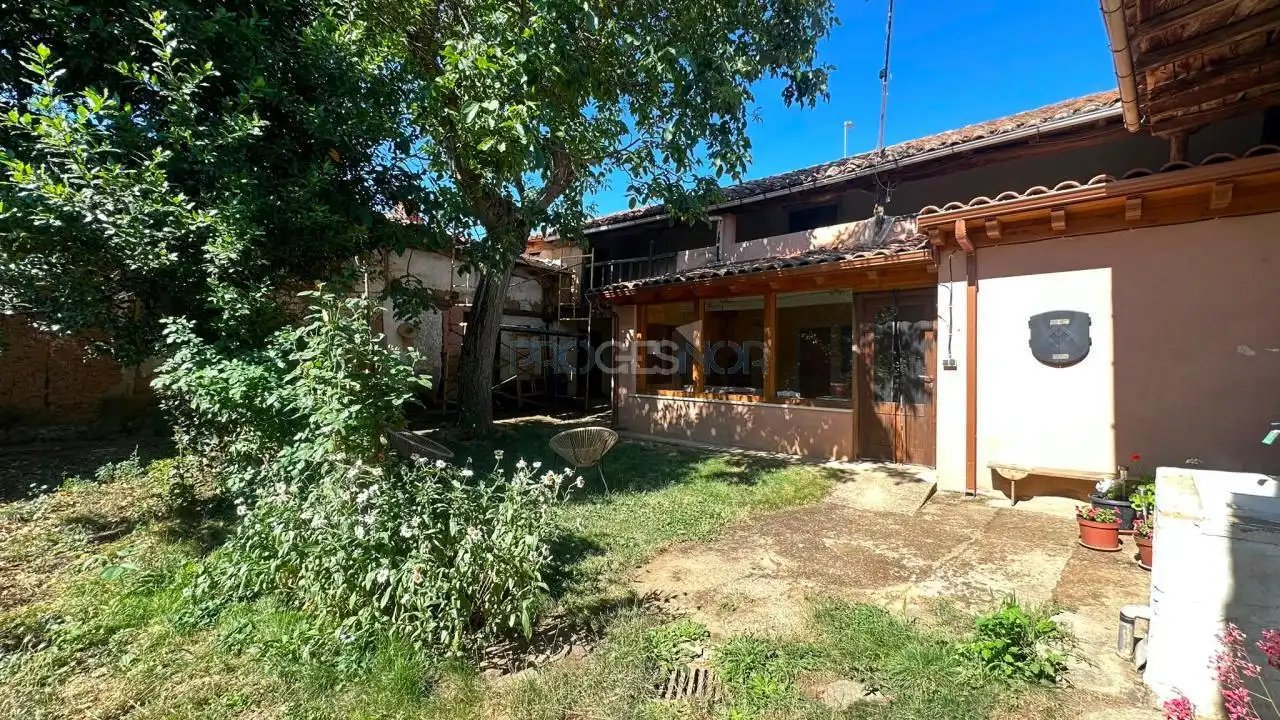 Vista exterior de Finca rústica en venda en Chozas de Abajo amb Calefacció, Jardí privat i Moblat