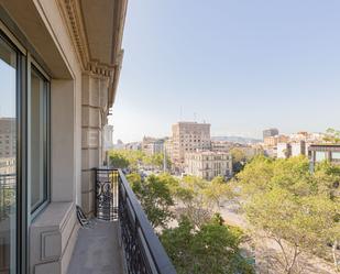 Vista exterior de Apartament en venda en  Barcelona Capital amb Parquet, Terrassa i Balcó