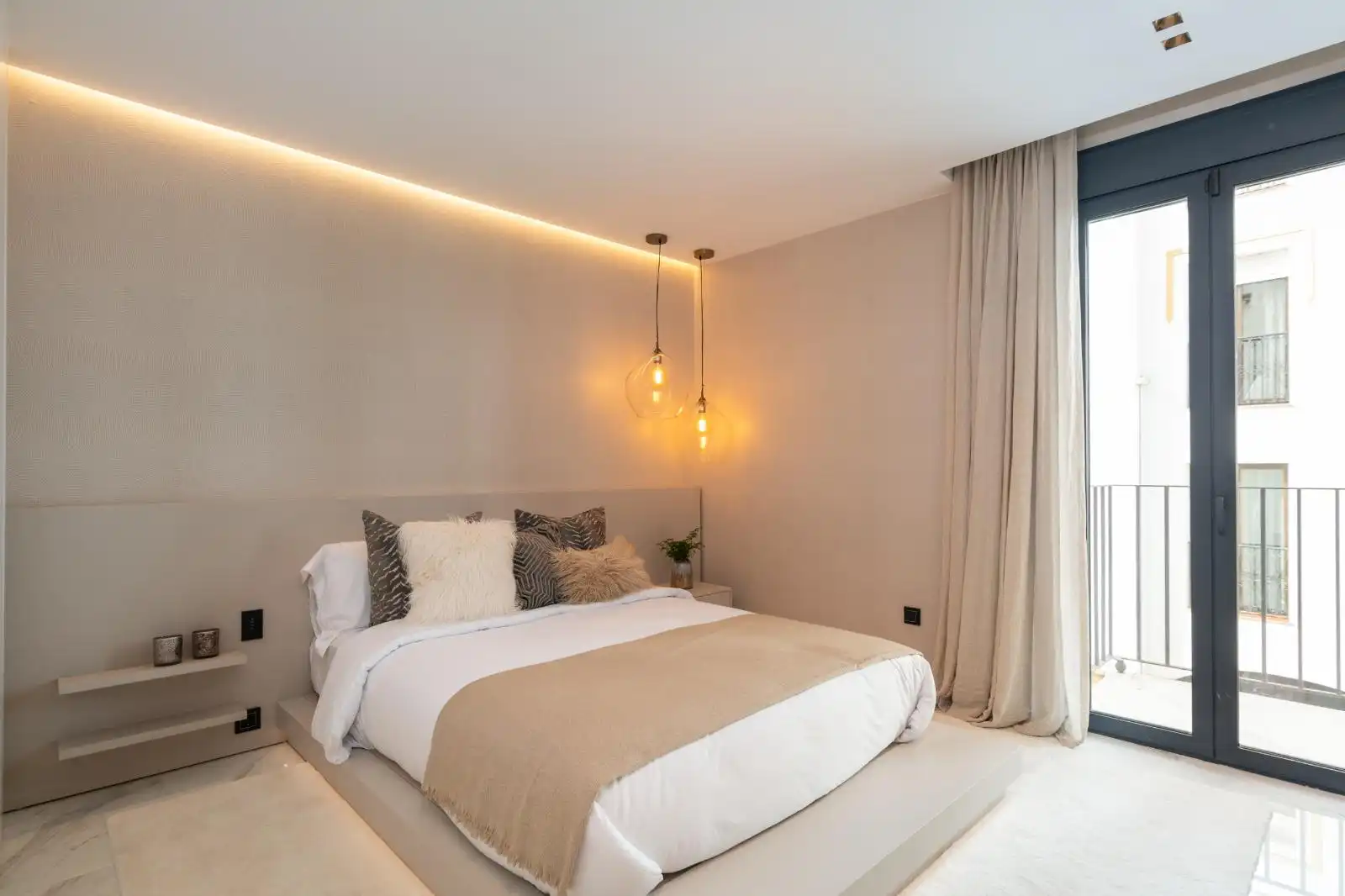 Bedroom of Flat for sale in Marbella  with Air Conditioner, Terrace and Oven