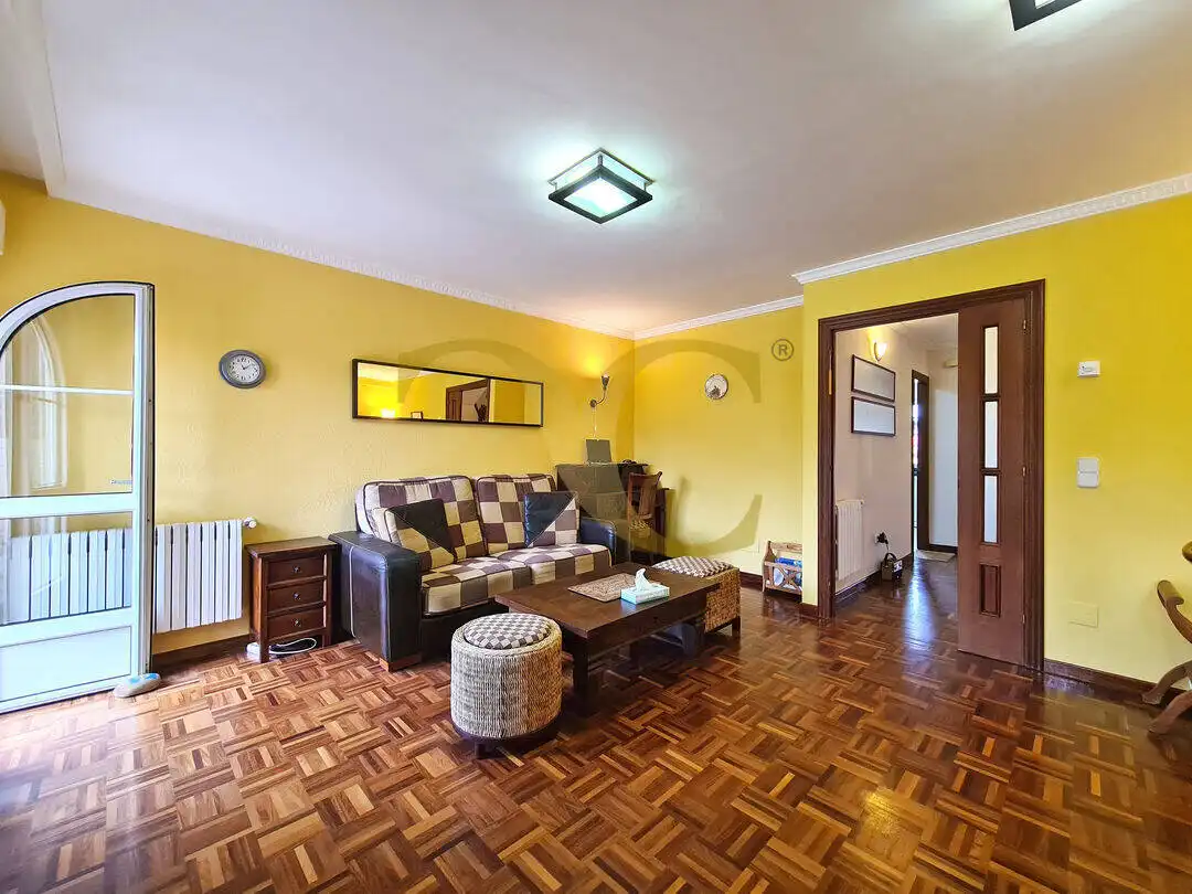 Sala de estar de Casa adosada en venta en Ribadesella con Calefacción, Trastero y Amueblado