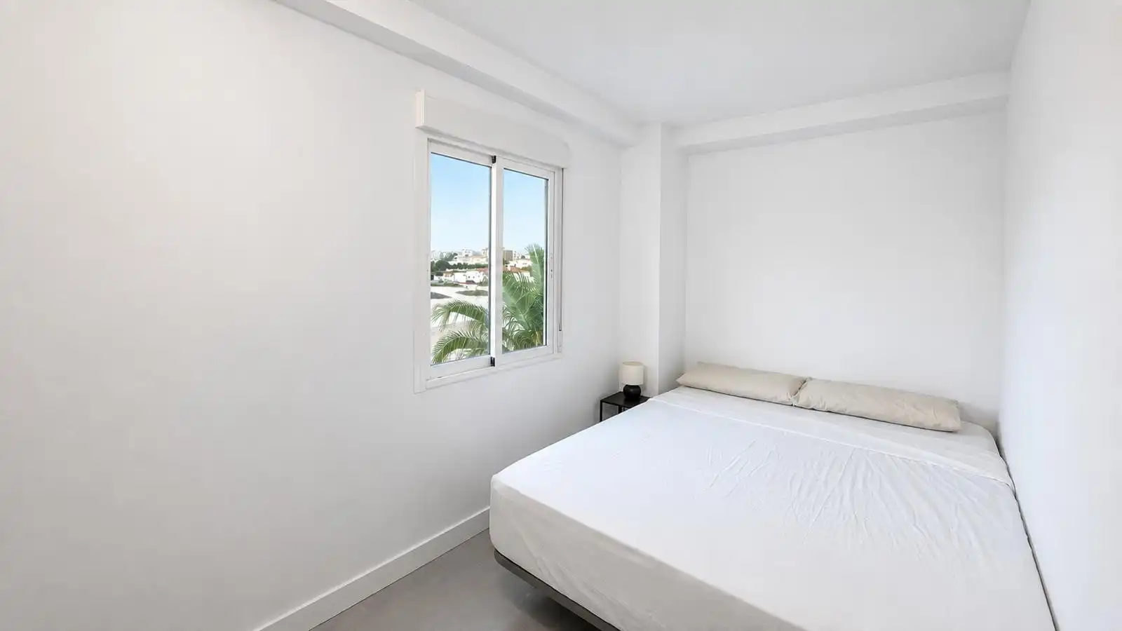 Dormitori de Apartament de lloguer en Torrevieja amb Aire condicionat, Calefacció i Terrassa