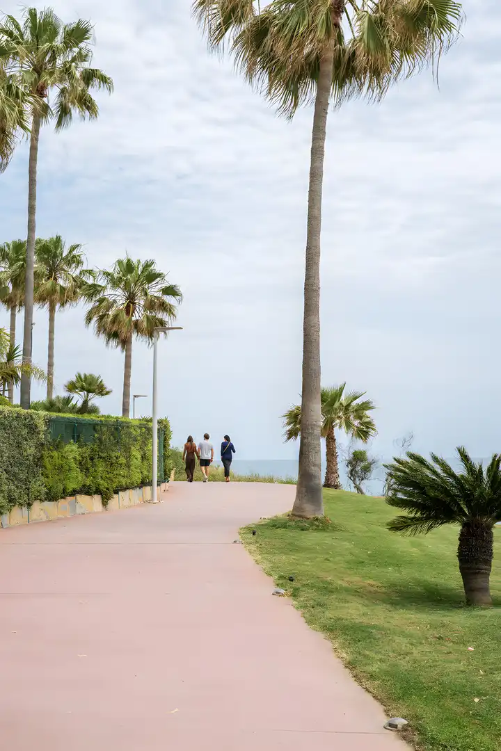 Außenansicht von Einfamilien-Reihenhaus zum Verkauf in Estepona mit Klimaanlage, Privatgarten und Terrasse