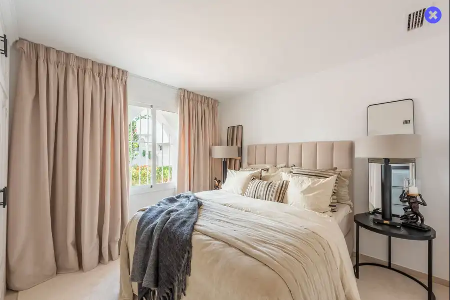 Dormitori de Casa adosada en venda en Marbella amb Aire condicionat, Terrassa i Moblat