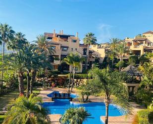 Vista exterior de Àtic de lloguer en Estepona amb Aire condicionat, Terrassa i Piscina