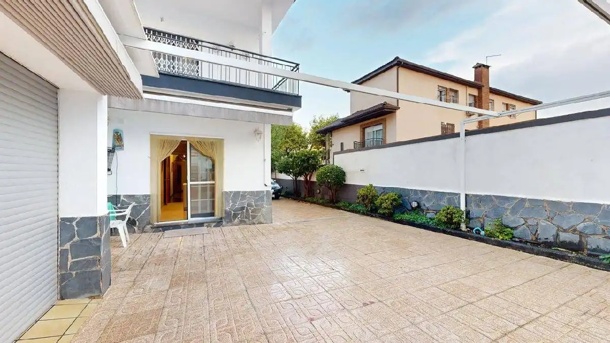 Vista exterior de Casa o chalet en venta en Barberà del Vallès con Calefacción, Terraza y Balcón