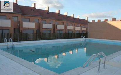 Piscina de Casa adosada en venda en Aldeamayor de San Martín amb Terrassa