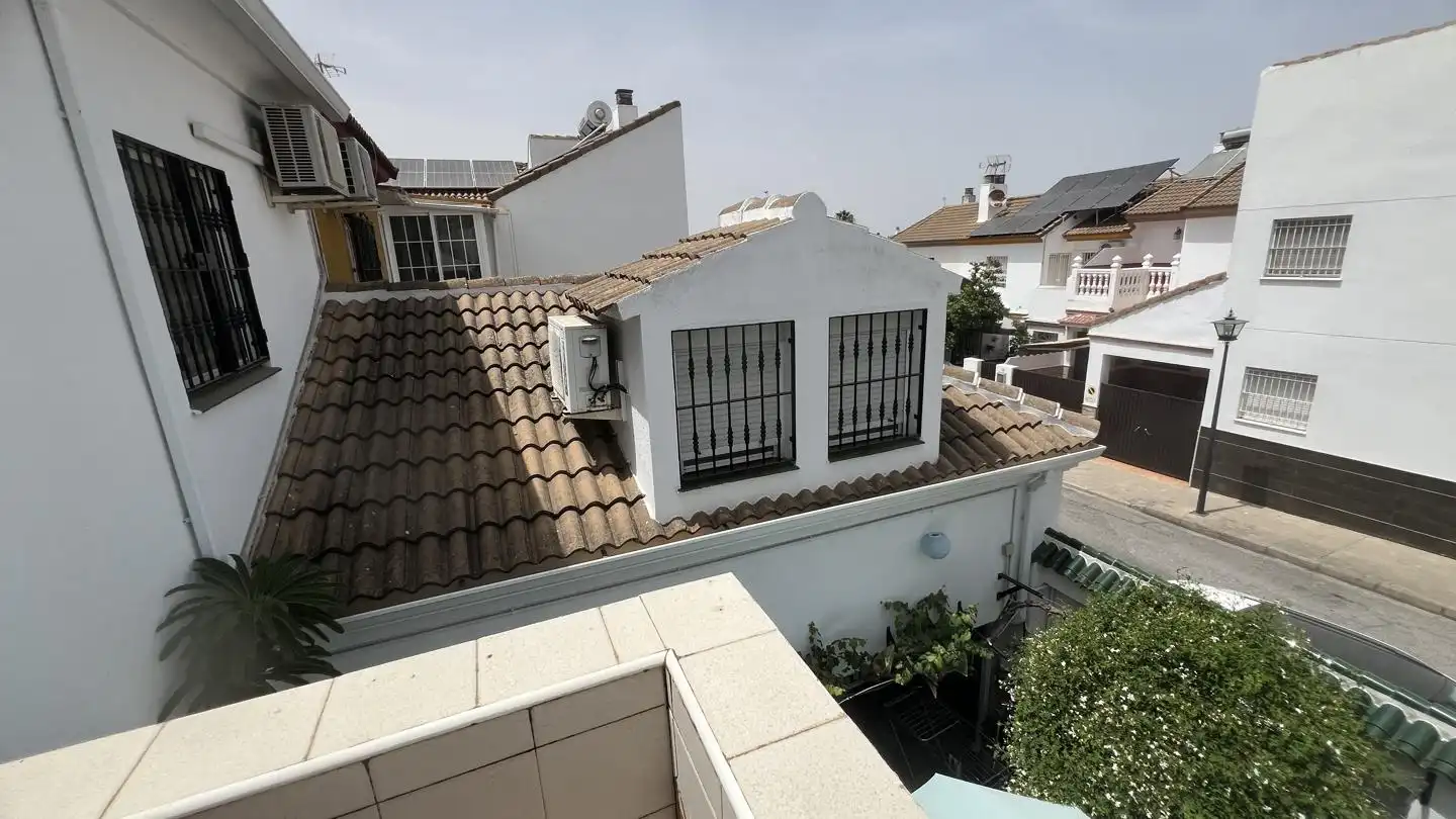 Vista exterior de Casa o xalet en venda en Montequinto amb Jardí privat, Terrassa i Piscina comunitària