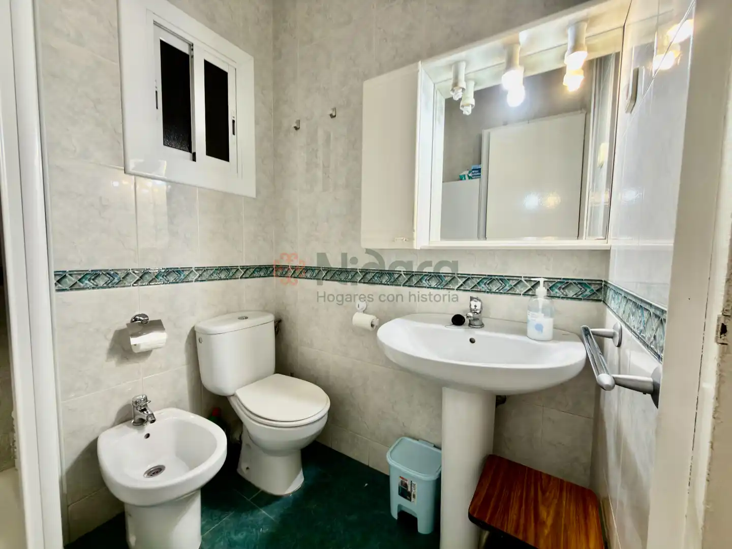 Badezimmer von Wohnung zum Verkauf in Barcelona mit Möbliert, Ofen und Balkon