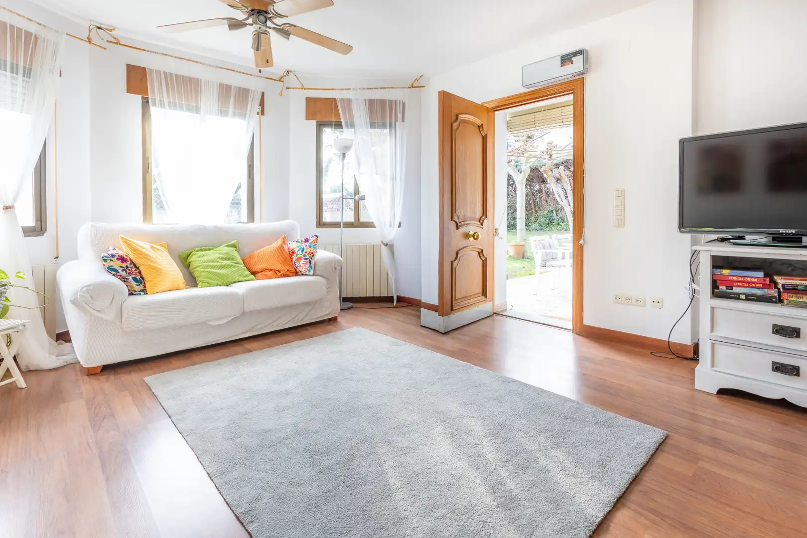 Living room of Houses for sale in Villanueva de la Cañada  with Air Conditioner, Heating and Private garden