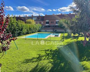 Piscina de Casa adosada en venda en Valladolid Capital amb Calefacció, Terrassa i Traster