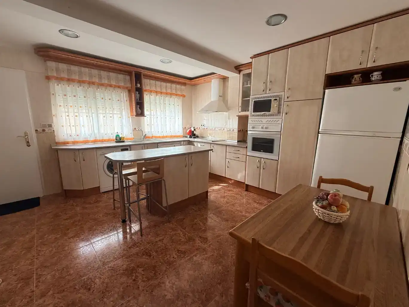 Cuina de Casa o xalet en venda en Villa del Prado amb Aire condicionat, Jardí privat i Traster