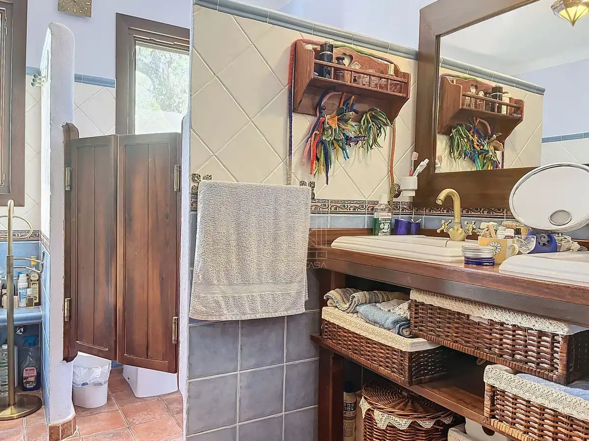Baño de Finca rústica en venta en Comares con Aire acondicionado, Jardín privado y Terraza