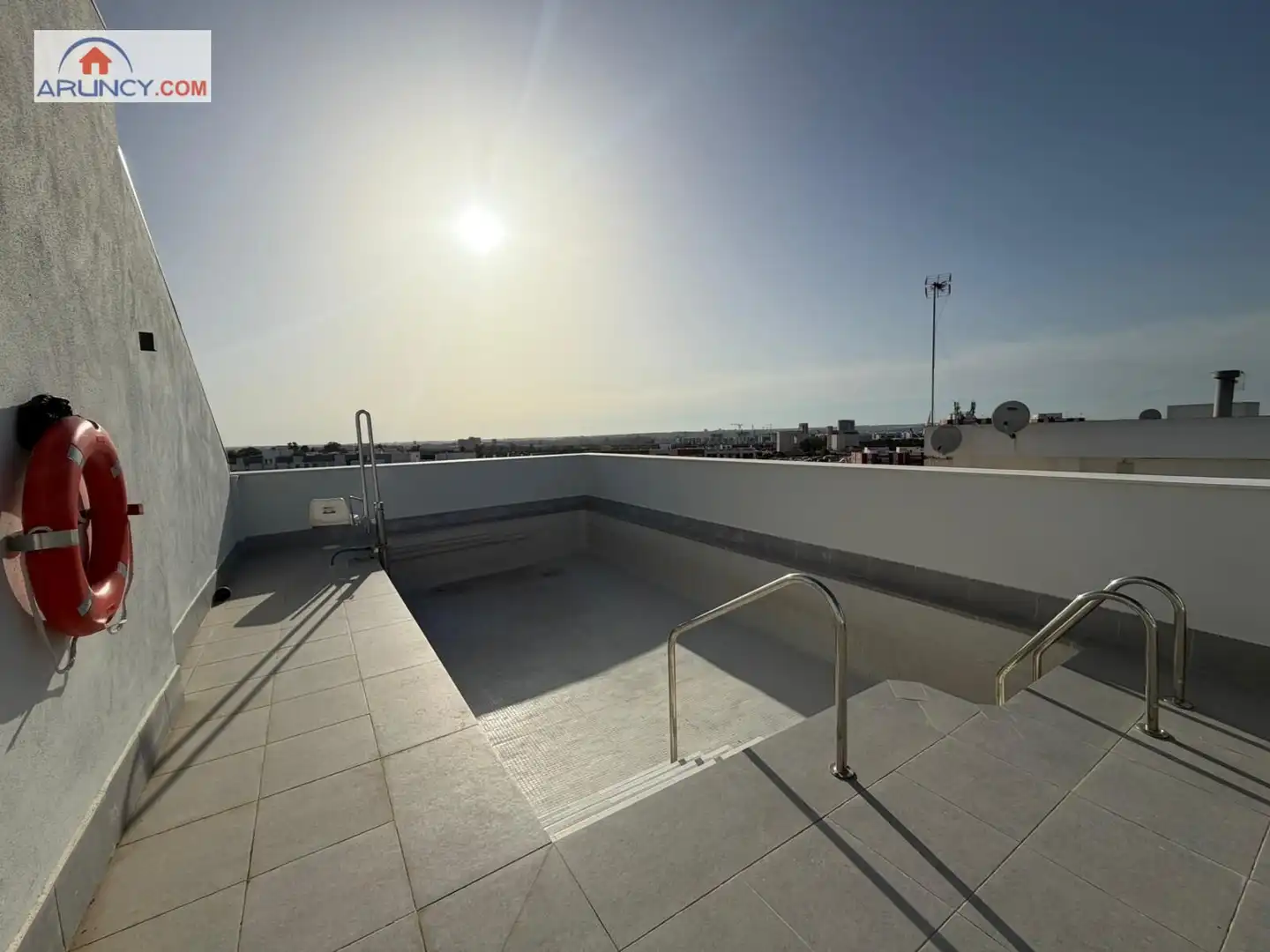 Piscina de Estudio en venta en Sevilla con Aire acondicionado, Calefacción y Jardín privado