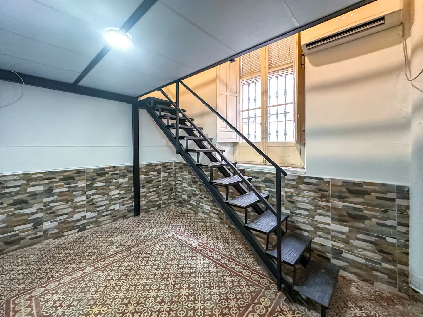 Premises for sale in  Sevilla Capital  with Air Conditioner