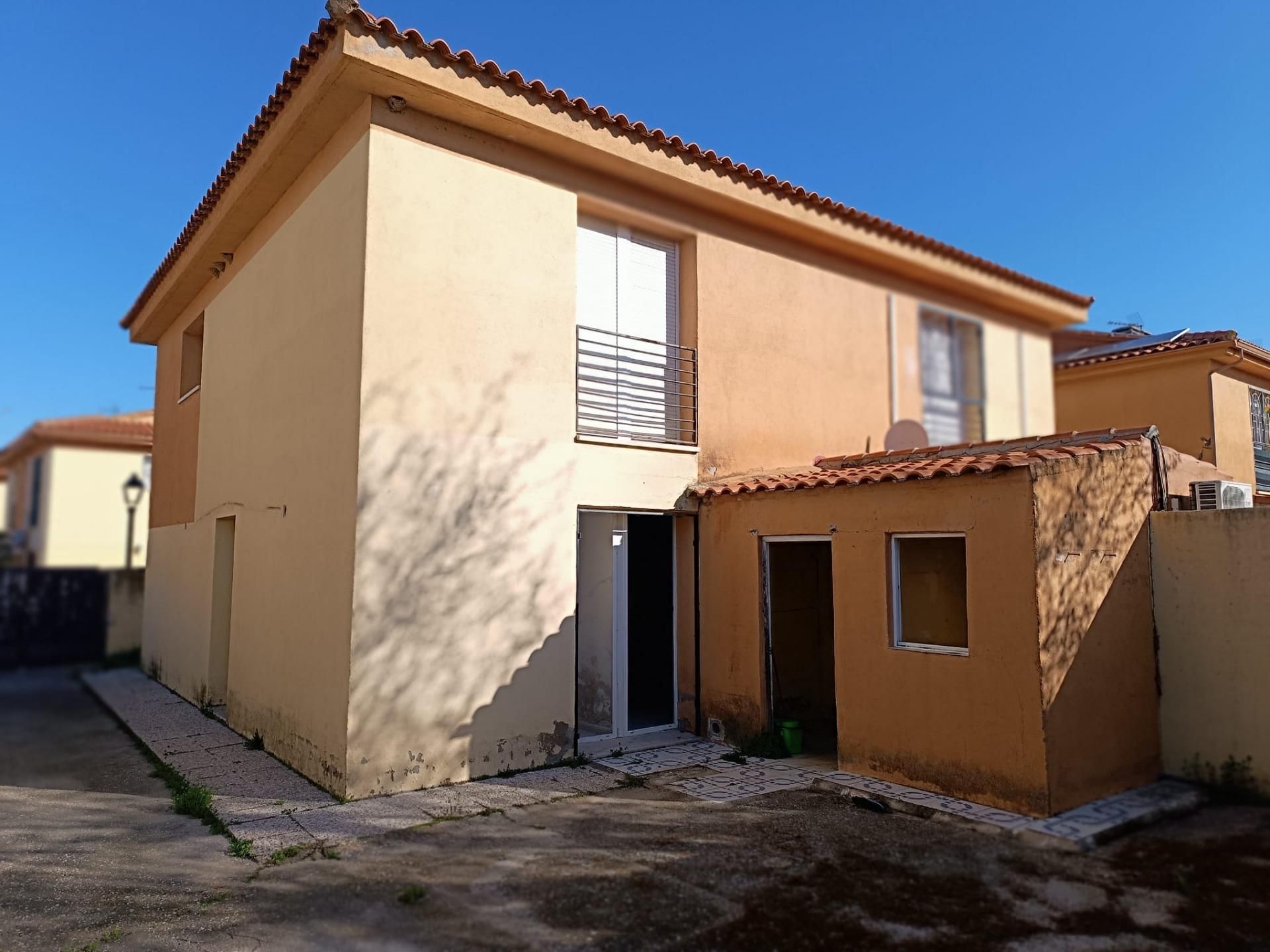 Außenansicht von Einfamilien-Reihenhaus zum Verkauf in Quismondo mit Privatgarten und Terrasse