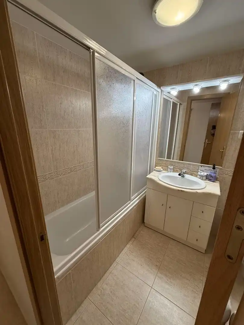 Badezimmer von Wohnung zum Verkauf in Calafell mit Klimaanlage, Heizung und Terrasse