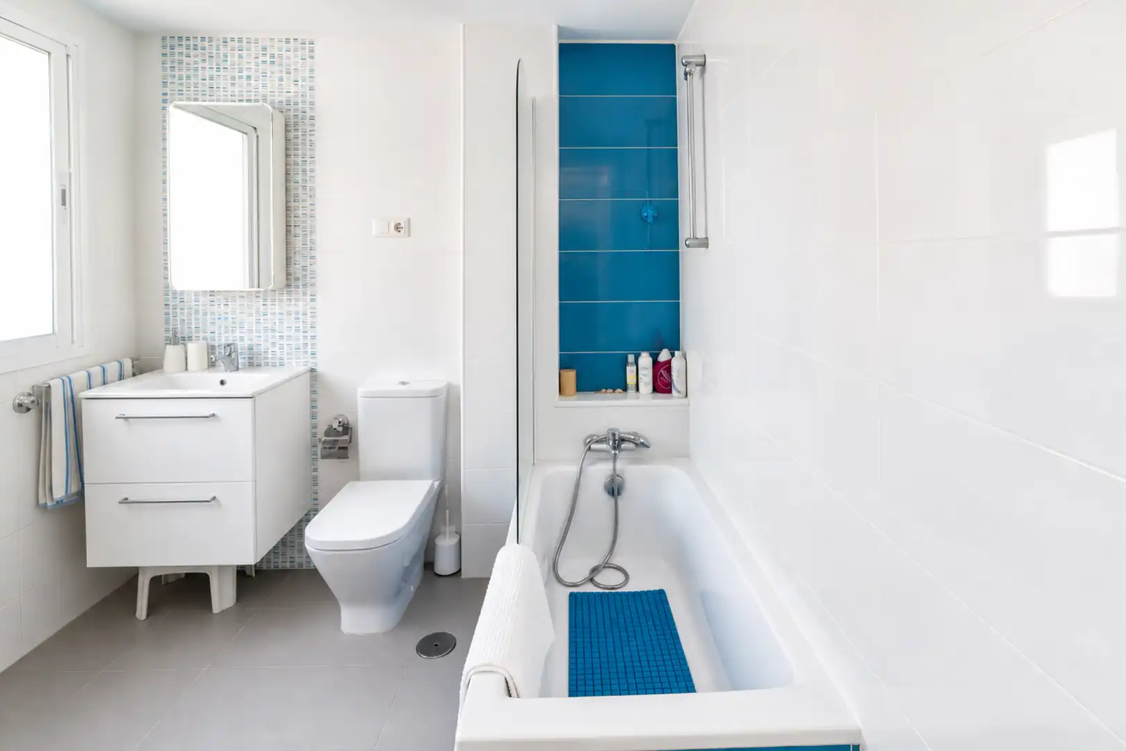 Badezimmer von Dachboden zum Verkauf in Manilva mit Klimaanlage, Terrasse und Schwimmbad