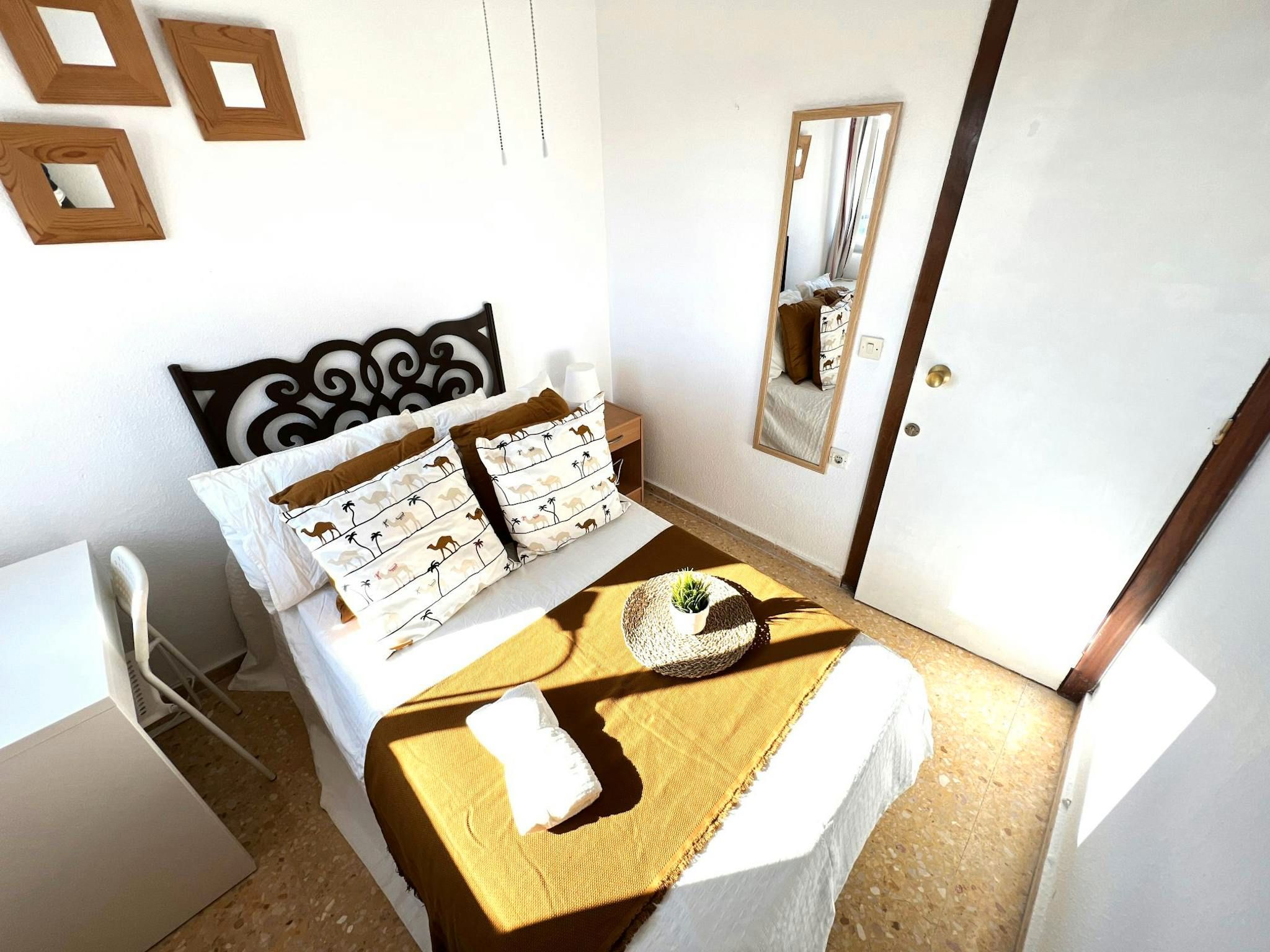 Bedroom of Flat to share in  Valencia Capital  with Washing machine