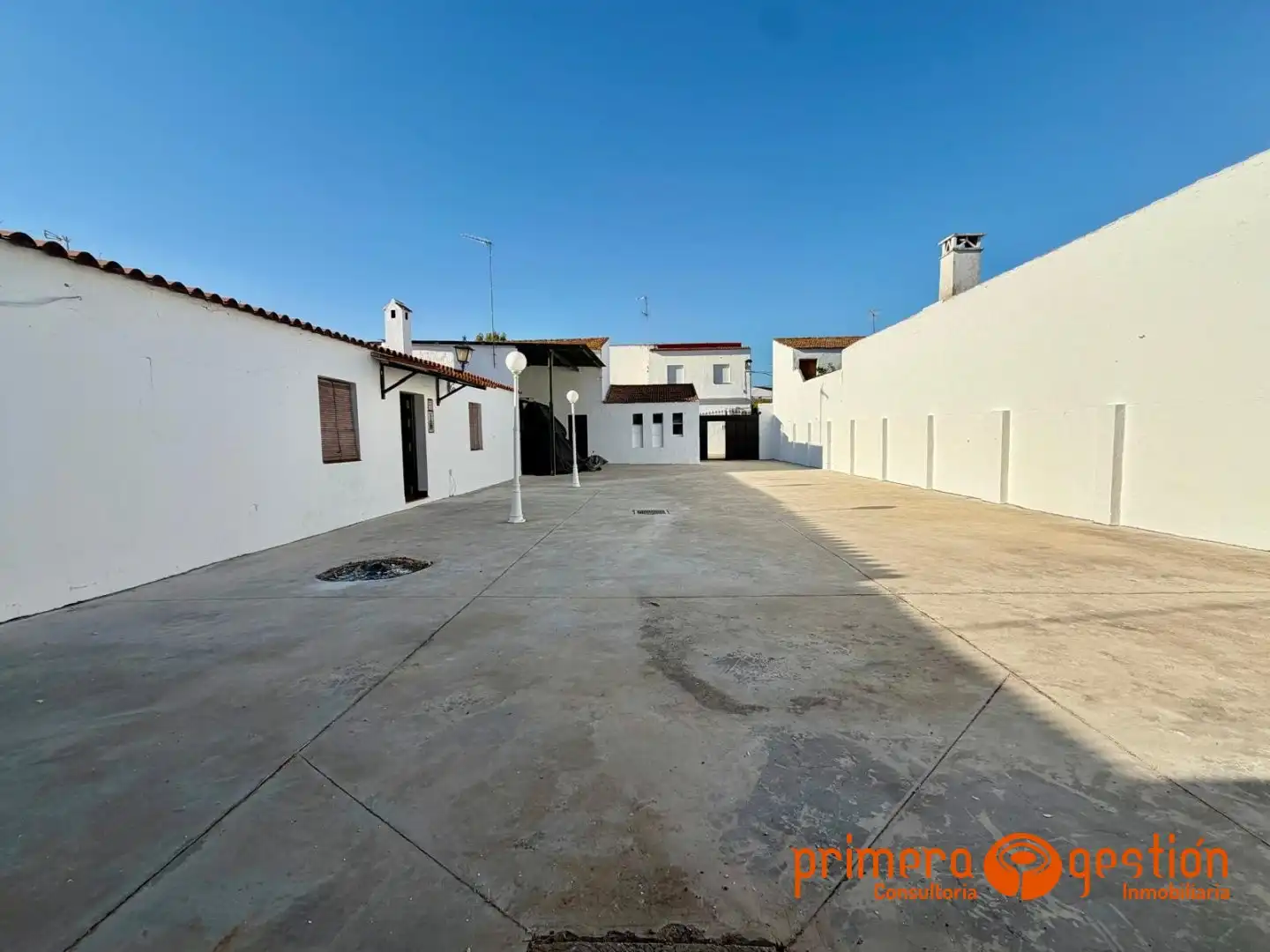 Vista exterior de Casa o chalet en venta en Lora del Río con Trastero y Amueblado