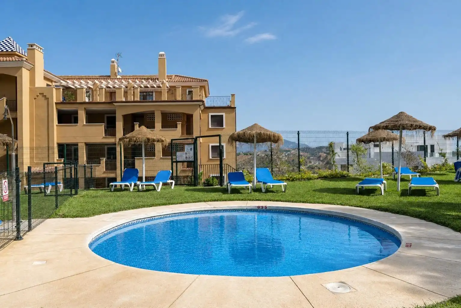 Piscina de Planta baixa en venda en Mijas amb Aire condicionat, Jardí privat i Terrassa