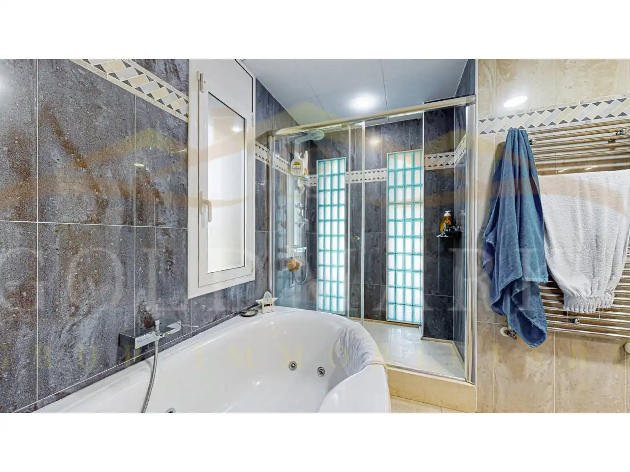 Bany de Casa o xalet en venda en Sabadell amb Aire condicionat, Jardí privat i Terrassa