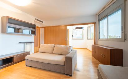 Living room of Flat for sale in Cerdanyola del Vallès  with Air Conditioner, Heating and Parquet flooring