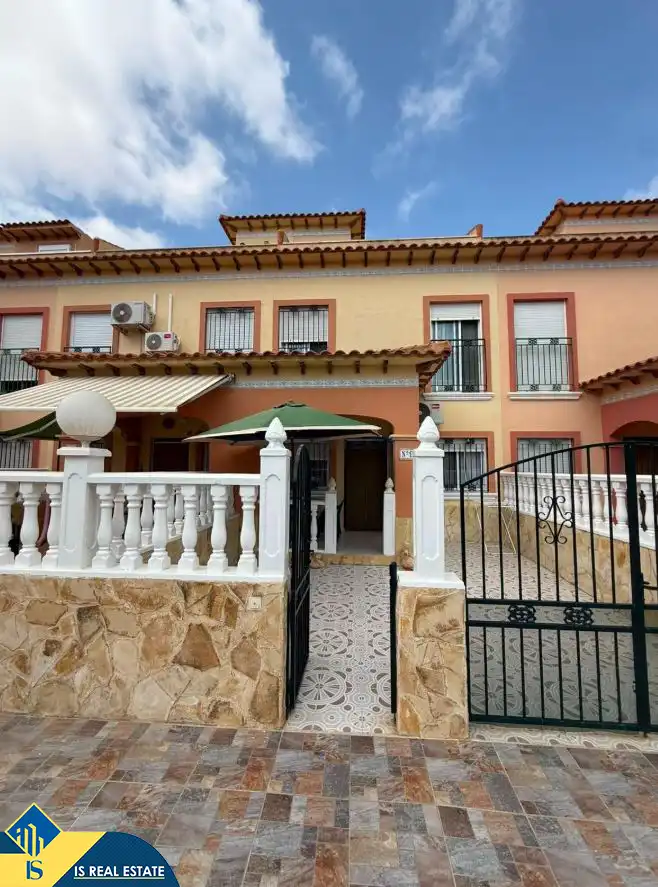 Casa con piscina en venta en Zona Carrefour - Urbanizaciones, imagen 2