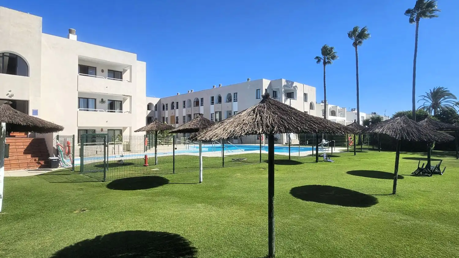 Piscina de Apartamento en venta en Sotogrande con Aire acondicionado, Calefacción y Terraza