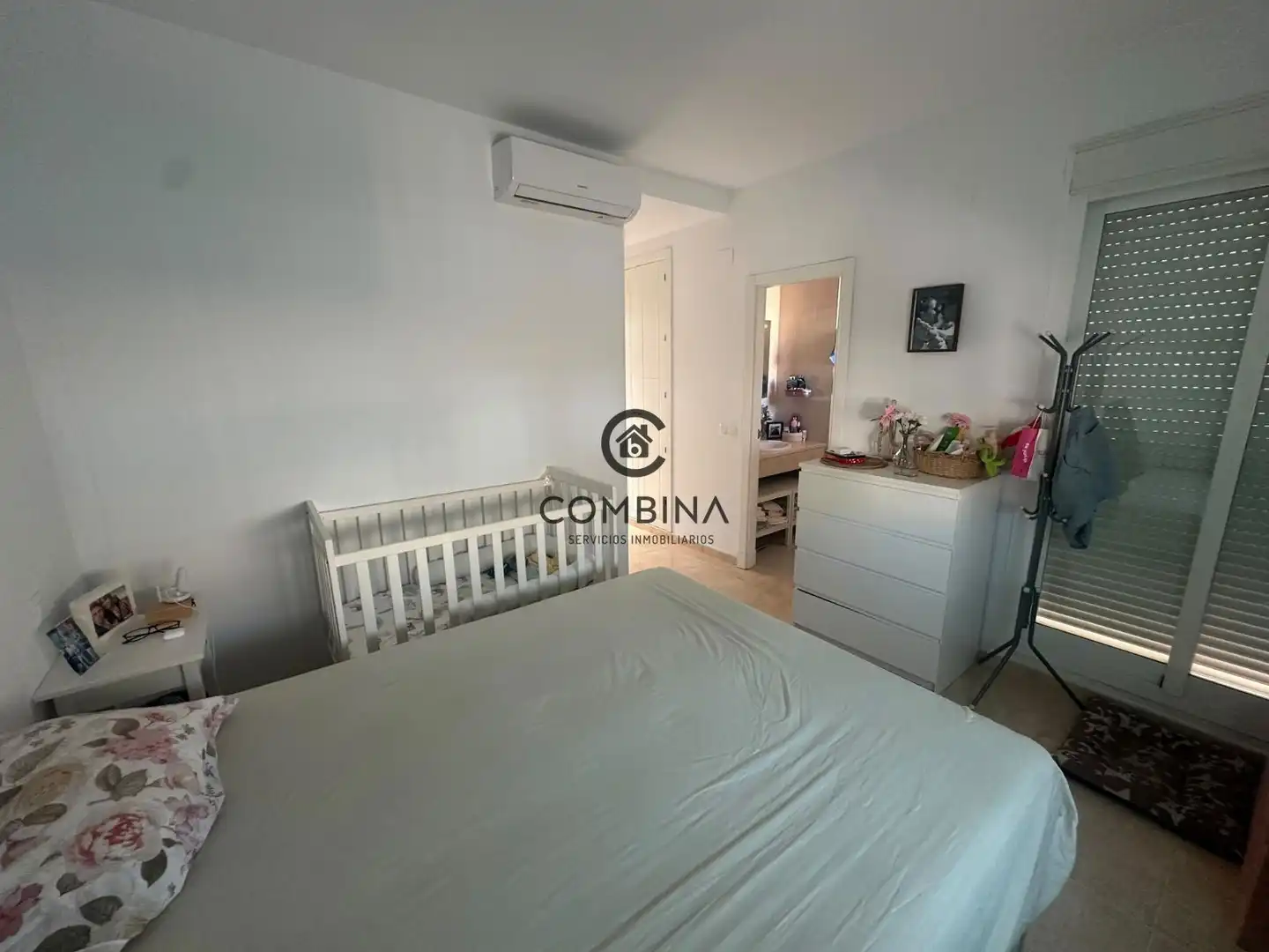 Schlafzimmer von Einfamilien-Reihenhaus zum Verkauf in Camas mit Klimaanlage, Terrasse und Abstellraum