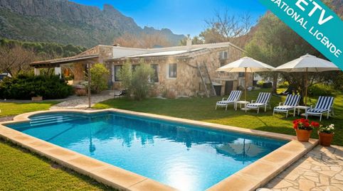 Descubra esta encantadora villa mediterránea ubicada cerca del pintoresco sendero de Cala Boquer en Puerto Pollensa, entre la mont