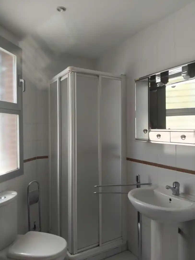 Bathroom of Flat for rent in Granada  with Air Conditioner, Heating and Terrace