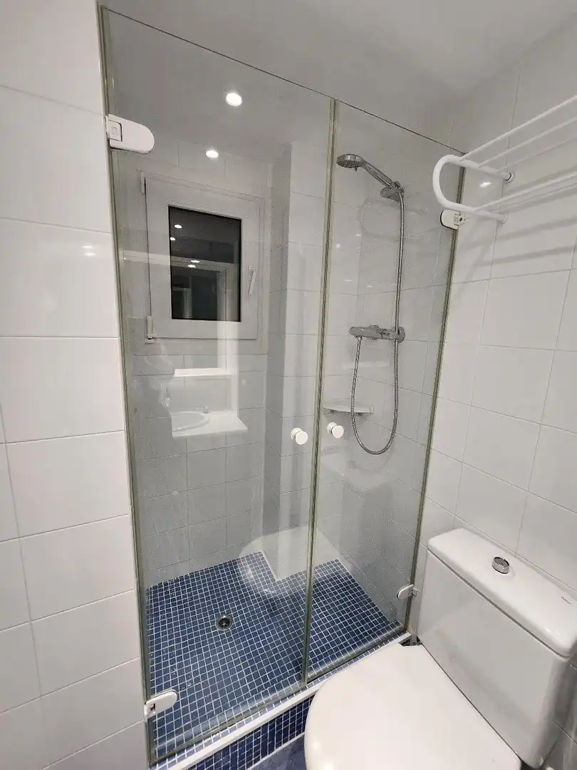 Badezimmer von Wohnung zur Miete in Sitges mit Klimaanlage, Privatgarten und Terrasse