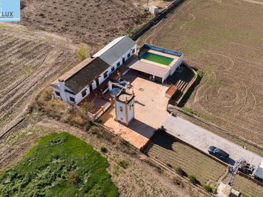 Casa rústica amb piscina en venda a Ctr Santafe S/N