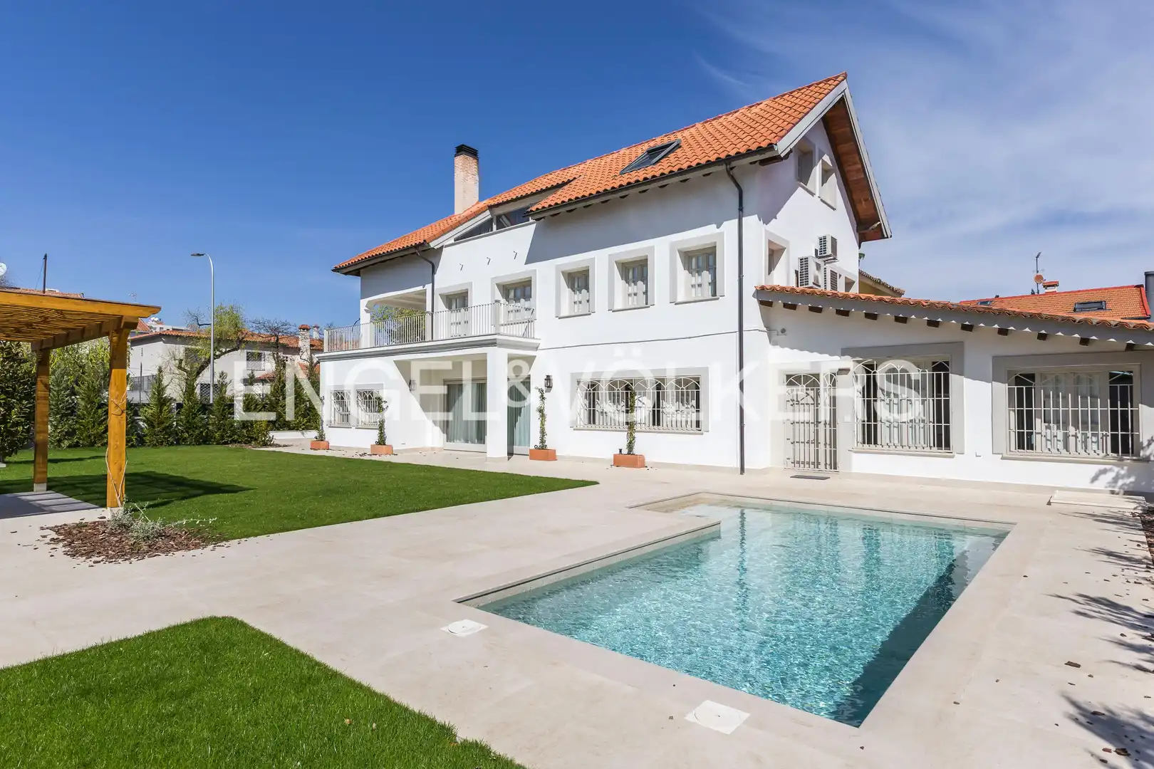 Vista exterior de Casa o xalet de lloguer en Madrid amb Aire condicionat, Calefacció i Jardí privat