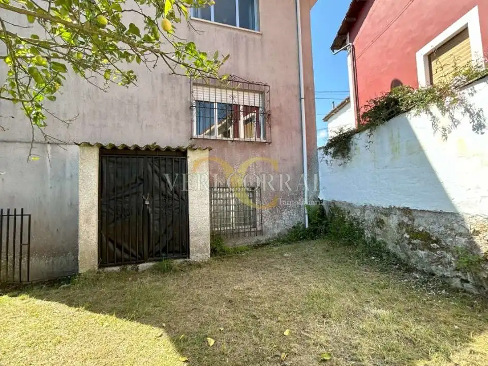 Vista exterior de Casa o xalet en venda en Llanes amb Calefacció, Jardí privat i Traster