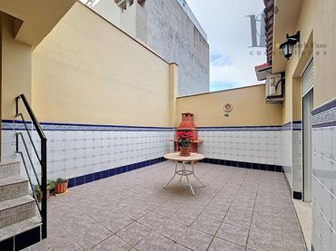 House with balcony for sale in Benissanó