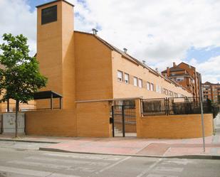 Vista exterior de Casa o xalet en venda en Alcalá de Henares amb Aire condicionat, Terrassa i Balcó