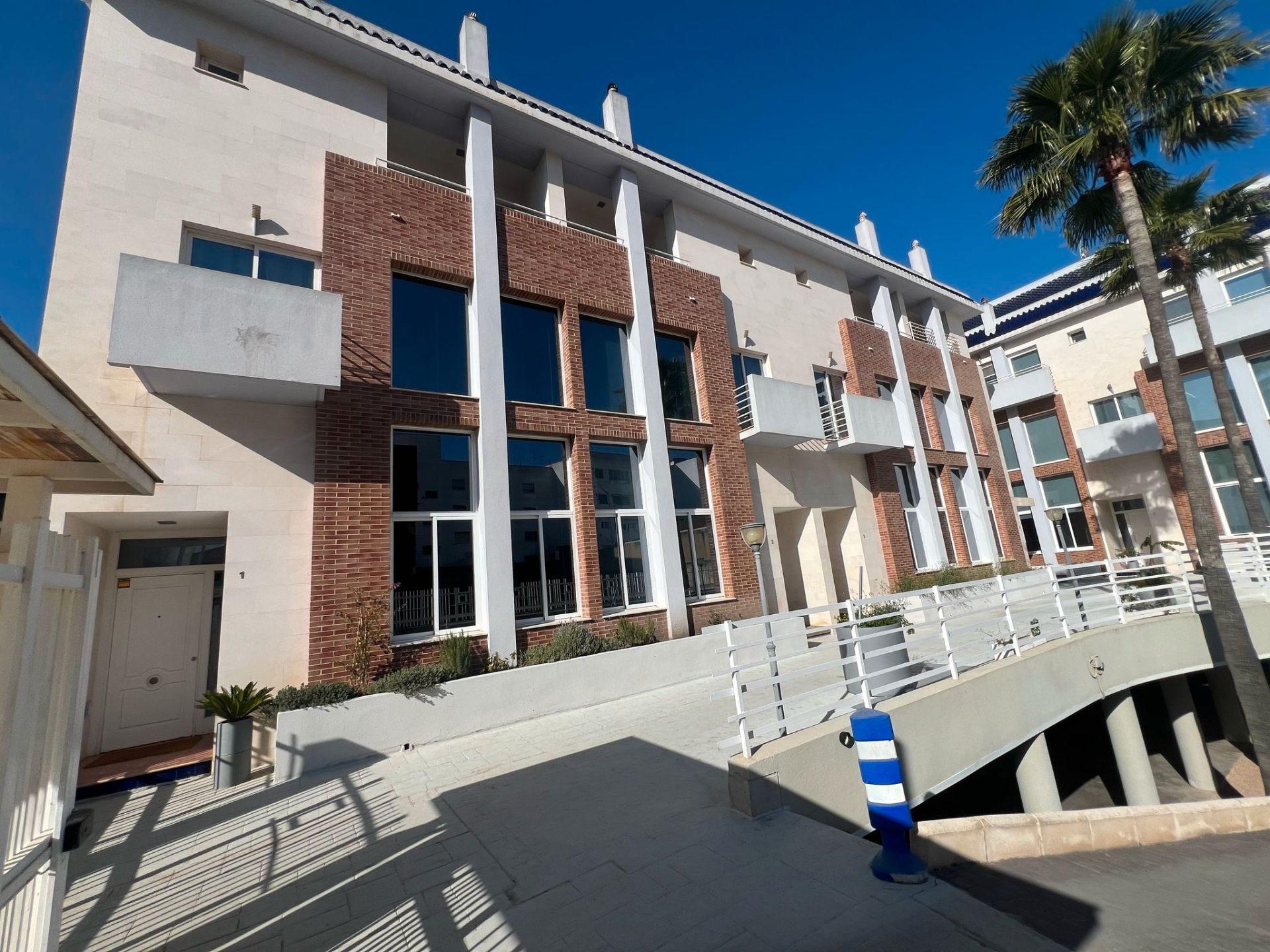 Exterior view of Single-family semi-detached for sale in Aldaia  with Air Conditioner, Terrace and Storage room